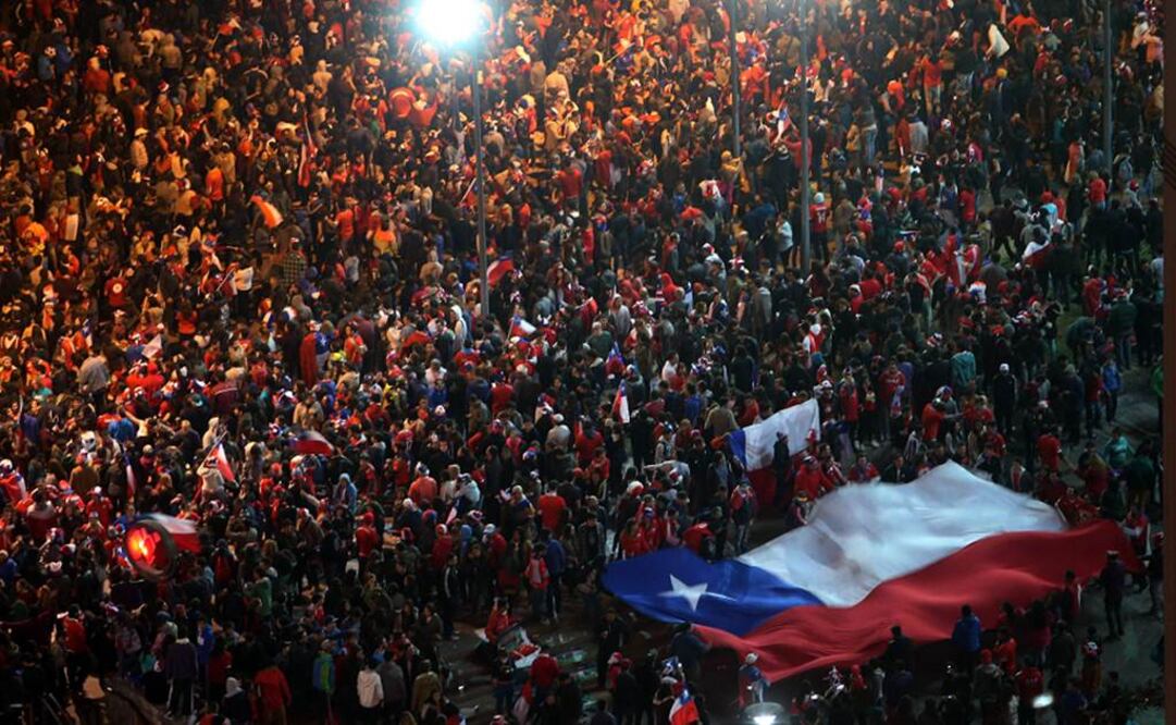 Los chilenos salieron a la calle a festejar. EFE