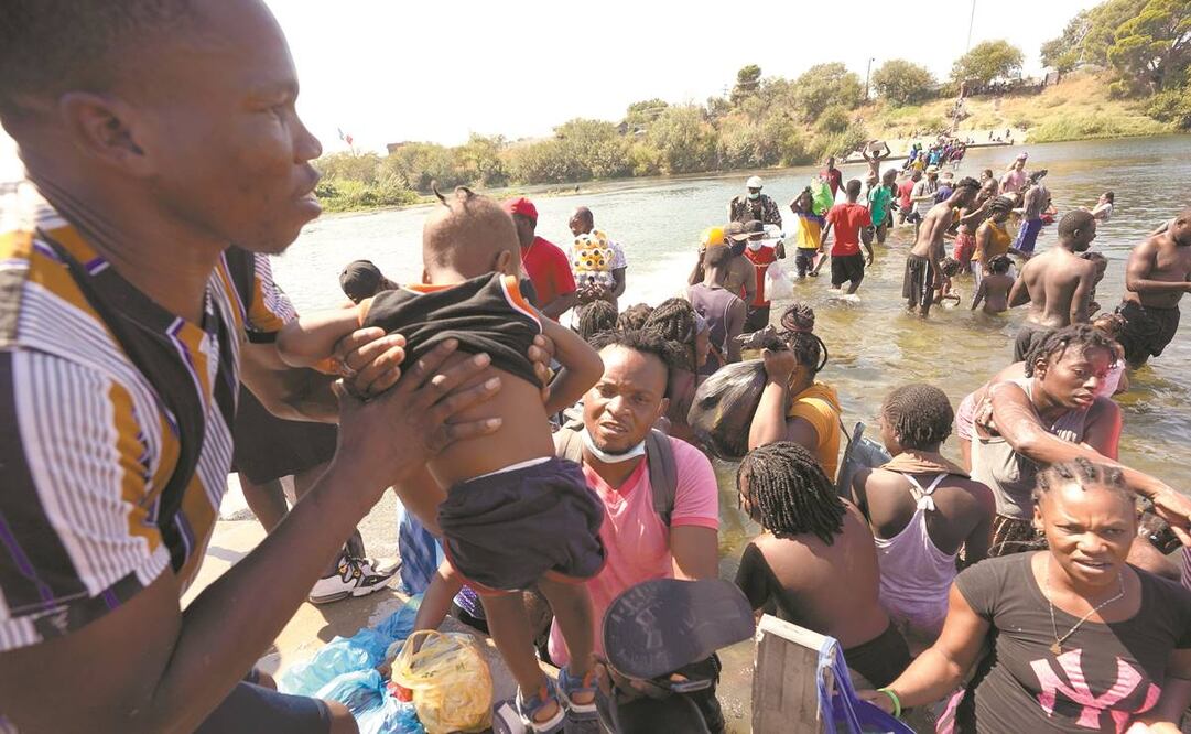 Con el agua arriba de las rodillas, los haitianos cruzan de Ciudad Acuña a Texas; algunos, con niños pequeños que tienen que cargar. Fotos: Eric Gay/ AP.