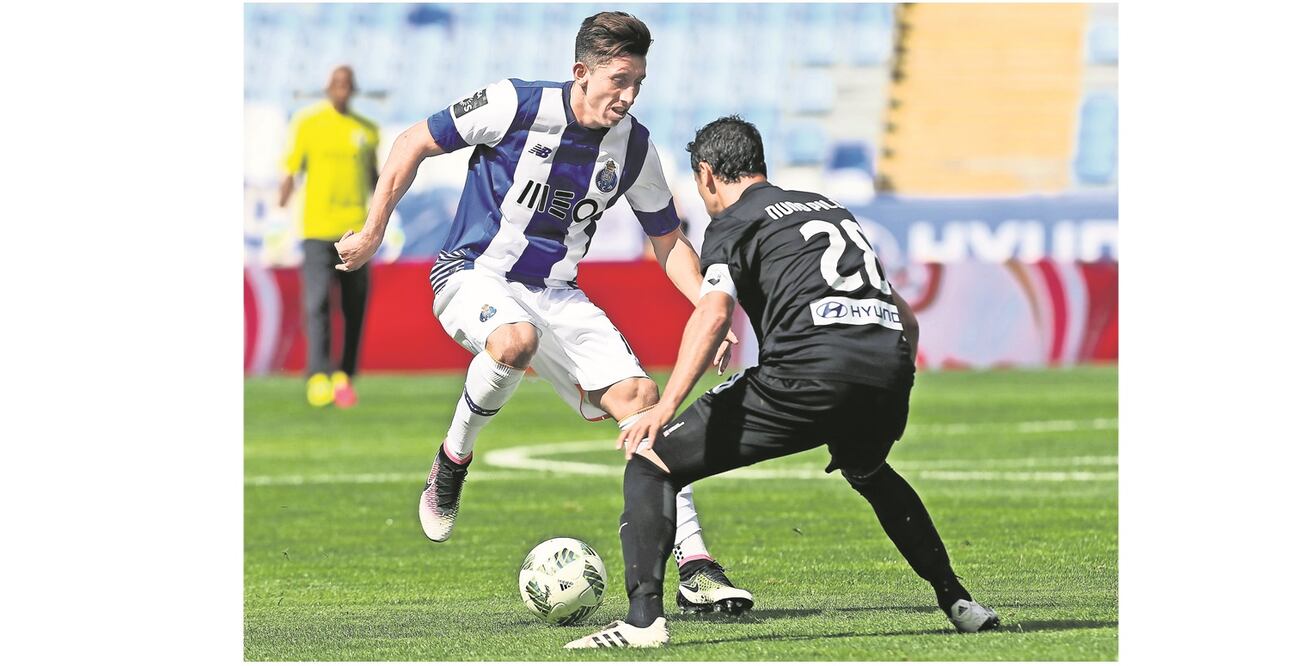 Héctor Herrera muestra su habilidad ante Nuno Piloto, del Académica (PAULO NOVAIS.EFE)
