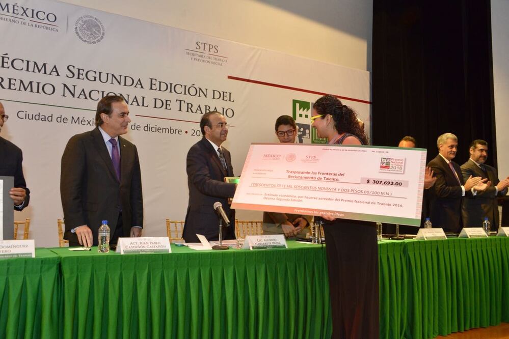 El funcionario federal entregó el Premio Nacional de Trabajo 2016. /Especial - STyPS