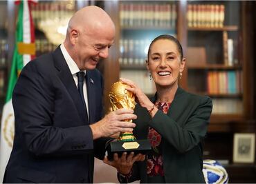 Claudia Sheinbaum recibe la Copa del Mundo en manos de Gianni Infantino; el presidente de la FIFA visitó Palacio Nacional