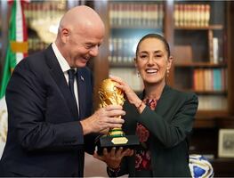 Claudia Sheinbaum recibe la Copa del Mundo en manos de Gianni Infantino; el presidente de la FIFA visitó Palacio Nacional