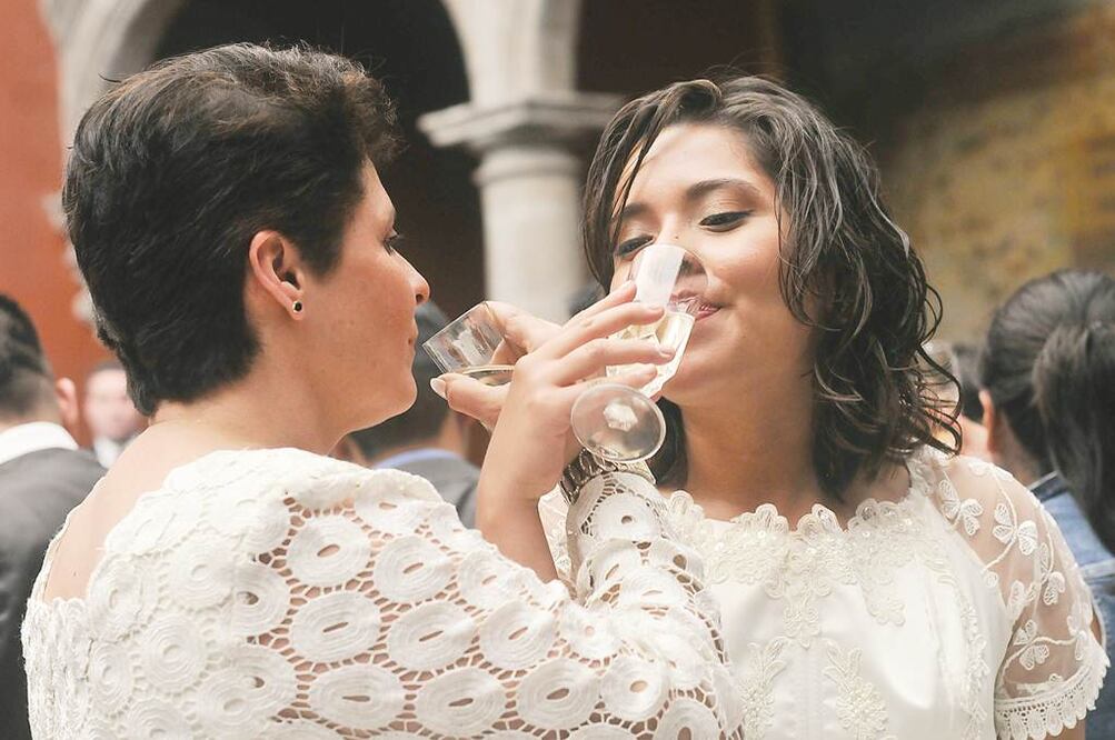 La SCJN ordenó publicar en el Semanario Judicial la jurisprudencia que señala que cualquier ley en las entidades del país que prohíba realizar el matrimonio entre personas del mismo sexo es inconstitucional. Foto Archivo/EL UNIVERSAL