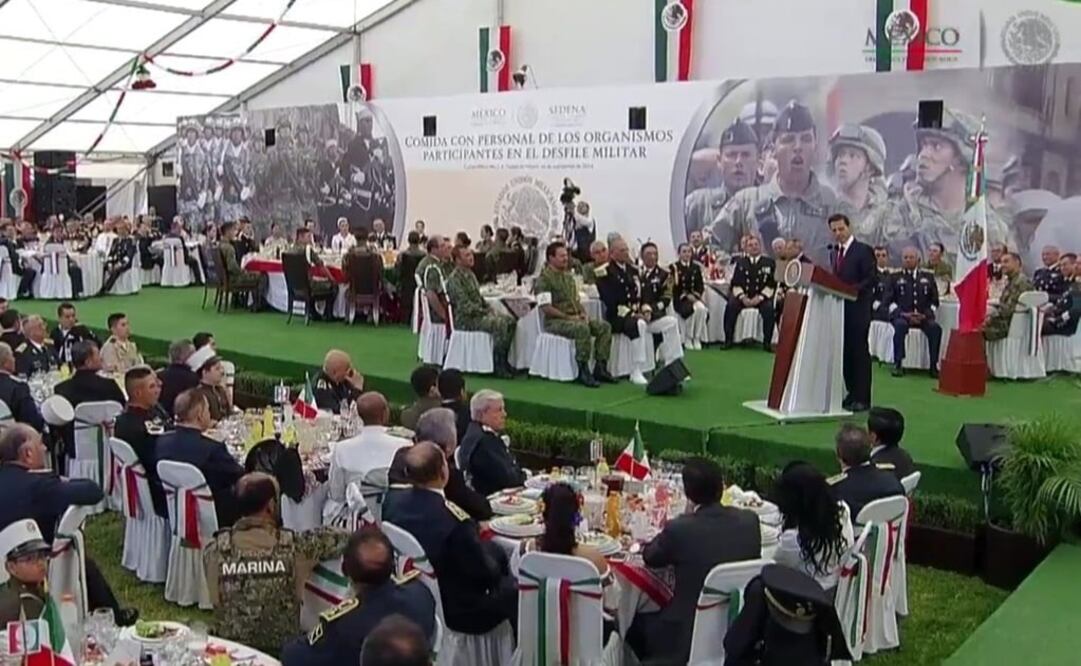 El mandatario encabezó la comida que ofrece la SEDENA a los 23 mil integrantes de las Fuerzas Armadas que participaron en el desfile militar de esta mañana. /Especial