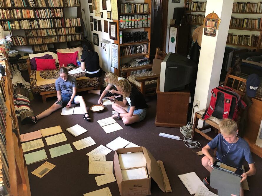 Acompañado de tres alumnas y sus dos hijos, Price examinó más de 3 mil cuartillas, muchas inéditas. Foto: Cortesía Brian Price