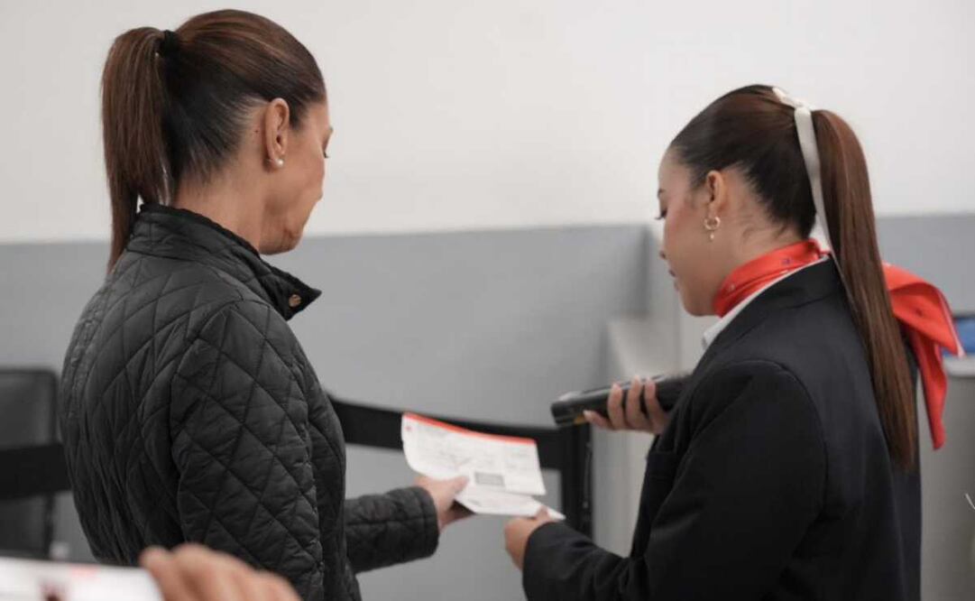 La presidenta Claudia Sheinbaum abordó un vuelo comercial en el AICM. Foto: Presidencia.