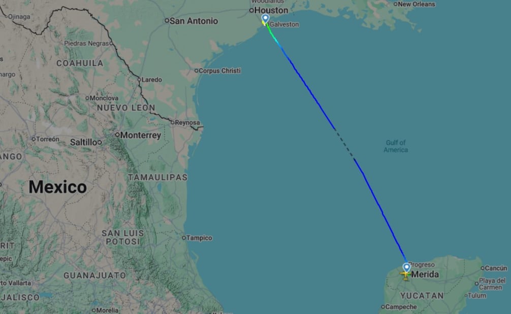 Ruta del vuelo médico militar mexicano que se aproximaba al Aeropuerto Internacional Scholes en Galveston, Texas, este lunes. Foto: Flightradar24