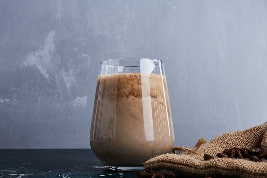 El agua de café capuchino mantiene la base de la receta tradicional italiana. Foto: Freepik