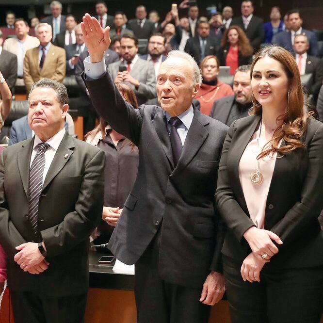 Alejandro Gertz Manero (centro) rindió protesta ayer en el Senado como fiscal General de la República. 