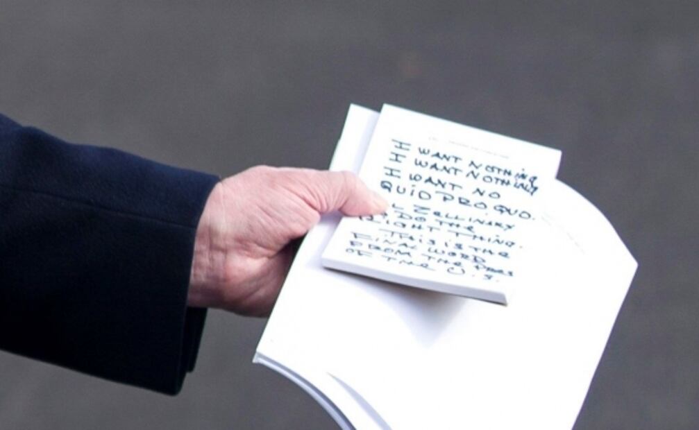 Trump saca "acordeón" en plena rueda de prensa sobre "Ucraniagate"