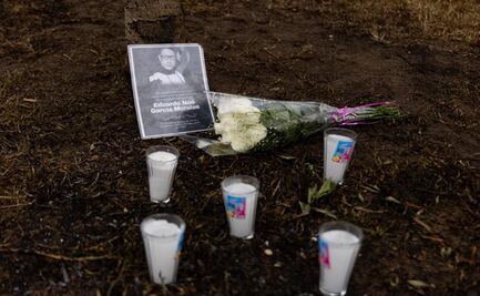 Alumnos rinden homenaje a su profesor fallecido; colocan flores y foto en el Puente de la Concordia