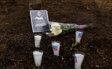 Alumnos rinden homenaje a su profesor fallecido; colocan flores y foto en el Puente de la Concordia