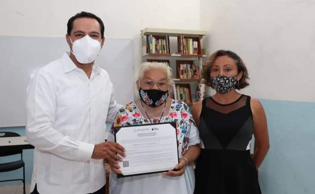 El gobernador Mauricio Vila Dosal entregó el certificado de educación primaria a Doña María Luisa Paredes Durán del municipio de Muna. Foto: Twitter @MauVila
