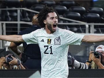 César 'Chino' Huerta agradece a su mamá por el apoyo y le regala camiseta con la que debutó en la Selección Mexicana