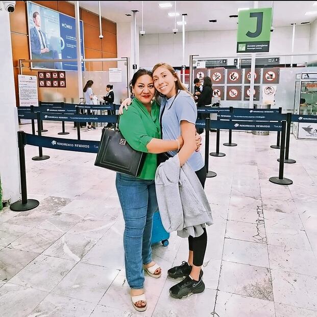 Carmelina Cabrera al despedir a su
hija en el aeropuerto camino a París. Foto: Especial