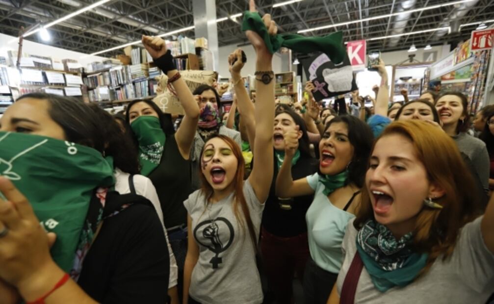 Crónica fotográfica de la "marea verde" feminista en la FIL Guadalajara