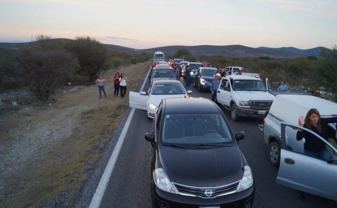 Una larga fila de autos para ingresar a la celebración de la quinceañera más famosa de México. (Foto: Xóchitl Álvarez)