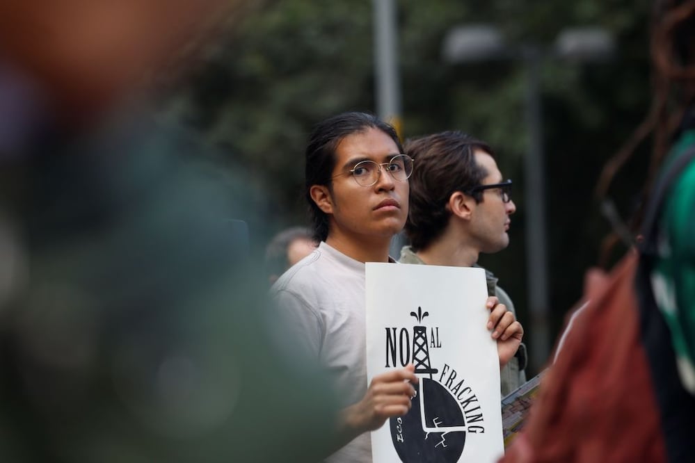 Personas participan en una manifestación contra el “fracking sustentable” impulsado por la presidenta de México, Claudia Sheinbaum, este viernes en Ciudad de México (México). EFE/ Sáshenka Gutiérrez