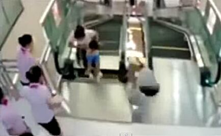 Mujer salva a hijo antes de morir atrapada en escalera mecánica