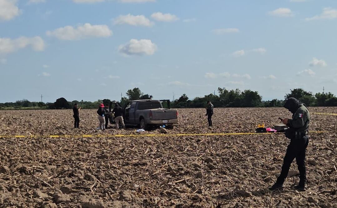 En un predio agrícola del municipio de Eldorado fue localizada una camioneta tipo pick up con los cuerpos de dos personas. Foto: Especial