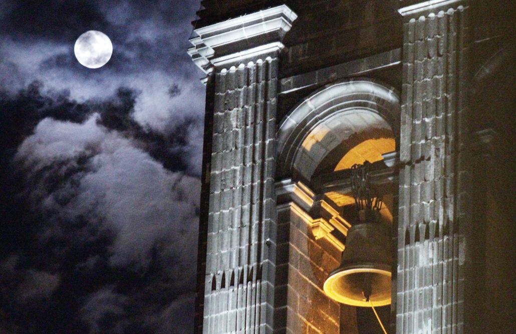 El cuerpo celeste lució majestuoso a un costado de la Catedral de Puebla, donde pese a lo nublado del cielo, se apreció luminoso (OMAR CONTRERAS. EL UNIVERSAL)