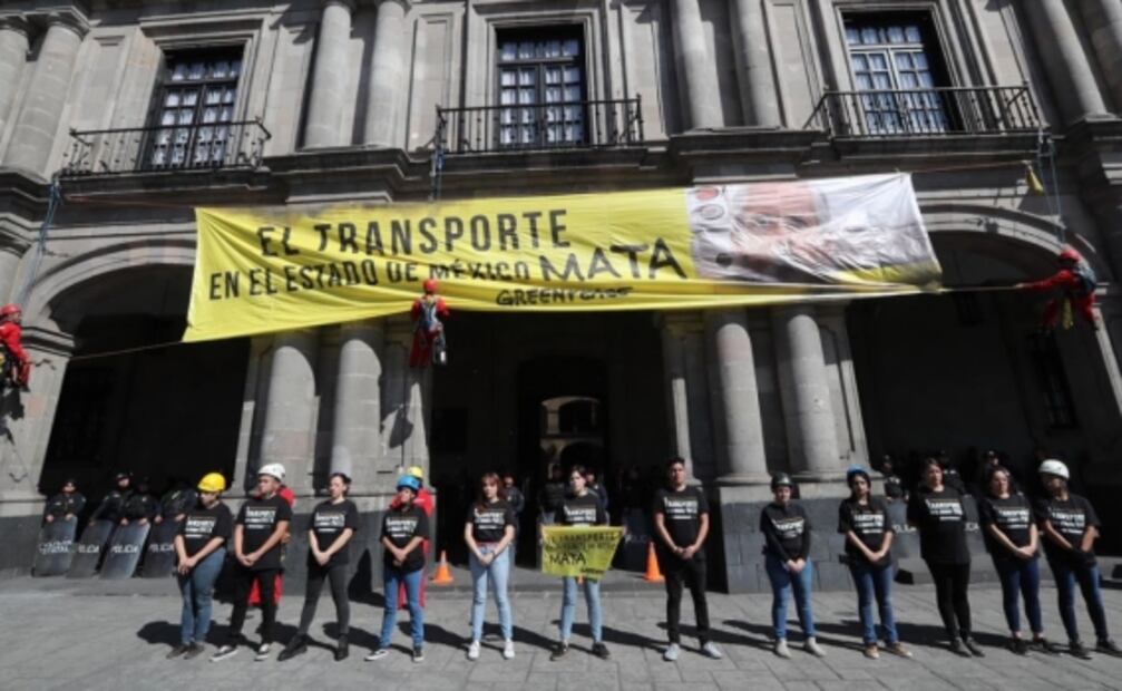 “El transporte en el Edomex mata”: Greenpeace; colocan manta en Palacio de Gobierno