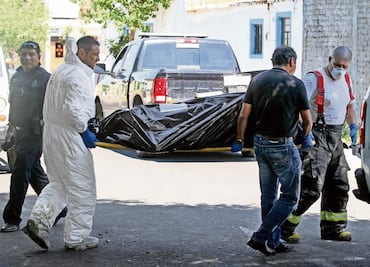 Localizan 6 cuerpos más en fosa clandestina; van 10