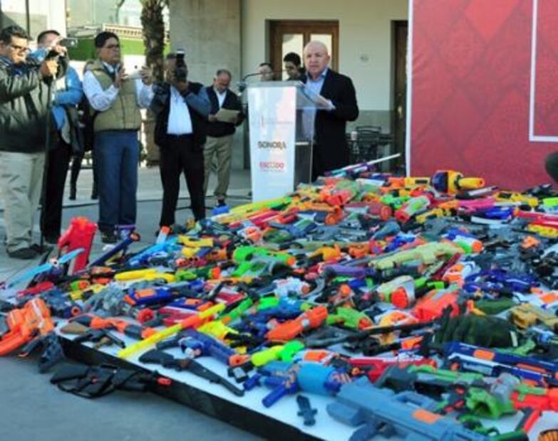 Cambian juguetes "de guerra" por libros a niños de Sonora