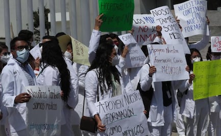 Médicos pasantes exigen ser vacunados ante Covid-19 en Edomex