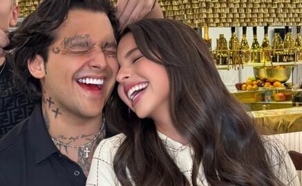 Christian Nodal no se le despega a Ángela Aguilar; la acompaña hasta en la estética