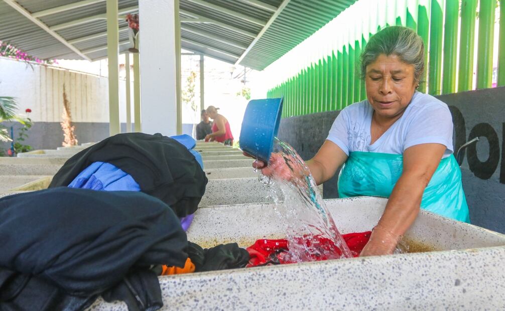 Juliana Castillo suele acudir a los lavaderos públicos, sitio donde ha hecho amistades, pero también se ha llevado sinsabores por personas que no respetan las reglas de uso del espacio. FOTO: AXEL SÁNCHEZ. EL UNIVERSAL