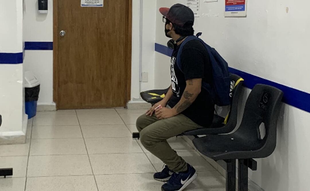 Un joven espera a ser atendido en un consultorio anexo a una farmacia. Foto: Archivo EL UNIVERSAL