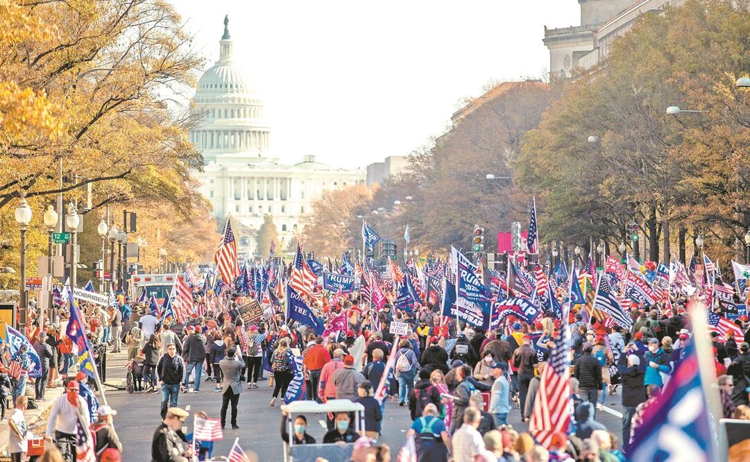 Partidarios del presidente estadounidense Donald Trump, ayer al reunirse para apoyar sus desafíos legales a las elecciones presidenciales cerca de la Casa Blanca, en Washington. Foto: Shawn Thew. EFE