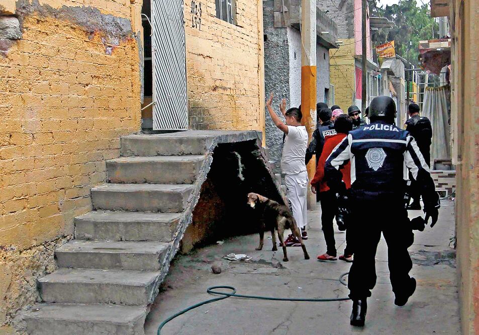 En las acciones de seguridad tras las muertes participan 120 policías preventivos y dos pelotones que revisan a residentes de la demarcación (FERNANDO RAMÍREZ. EL UNIVERSAL)
