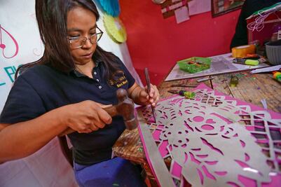 Dan aliento al papel picado artesanal