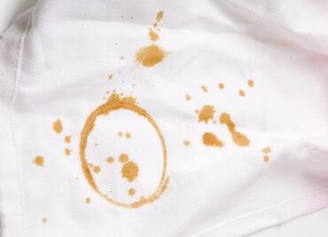 Cómo quitar las manchas de café de la ropa clara