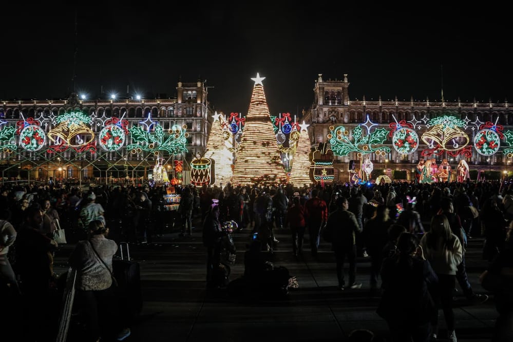 Clara Brugada inaugura el Festival Luces de Invierno en el Zócalo. (Foto: Gabriel Pano/ EL UNIVERSAL)