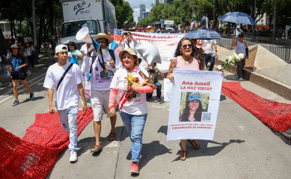 A un año de la desaparición de Ana Amelí en el Ajusco, marchan al Ángel de la Independencia; colocan memorial.
Foto: Karla Guerrero| El Universal
