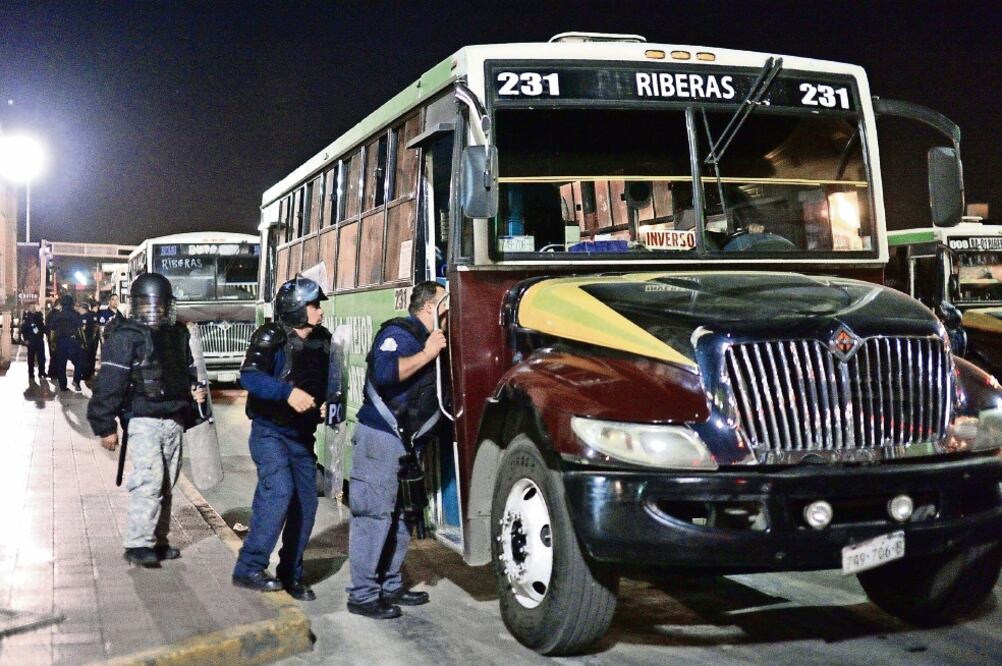 En la madrugada, agentes estatales retiraron a los choferes del transporte público que tenían bloqueadas las principales avenidas de Chihuahua (CORTESÍA ALEJANDRO ALANÍS)
