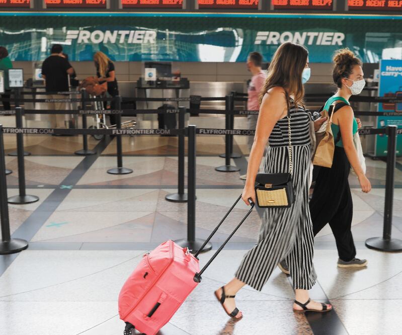 Pasajeros de avión buscan viajar con el mínimo contacto. ARCHIVO EL UNIVERSAL