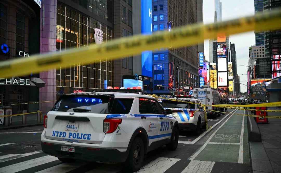 Se observan vehículos de la Policía de Nueva York en la zona donde un tiroteo en el que participó un agente dejó una persona fallecida cerca de Times Square, en Nueva York, el 31 de agosto de 2026. Foto: AFP