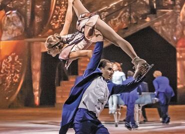 Patinaje, acrobacia y hielo, todo luce a través de Crystal