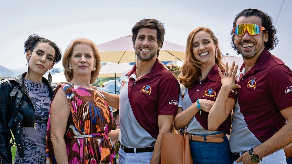 Lisa Owen, Camila Valero, Diego Klein, Adriana Montes de Oca y Roberto Quijano son la familia Urquiza, quienes demuestran que detrás del poder y la riqueza, hay humanidad. Los protagonistas tratarán de cobrarles el privilegio que les arrebataron en el pasado. Foto: Prime Video