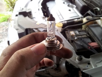 Cómo reemplazar el foco de un faro del auto