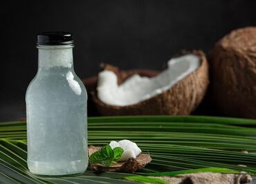 Toma agua de coco para fortalecer tu sistema inmune y limpiar el riñón