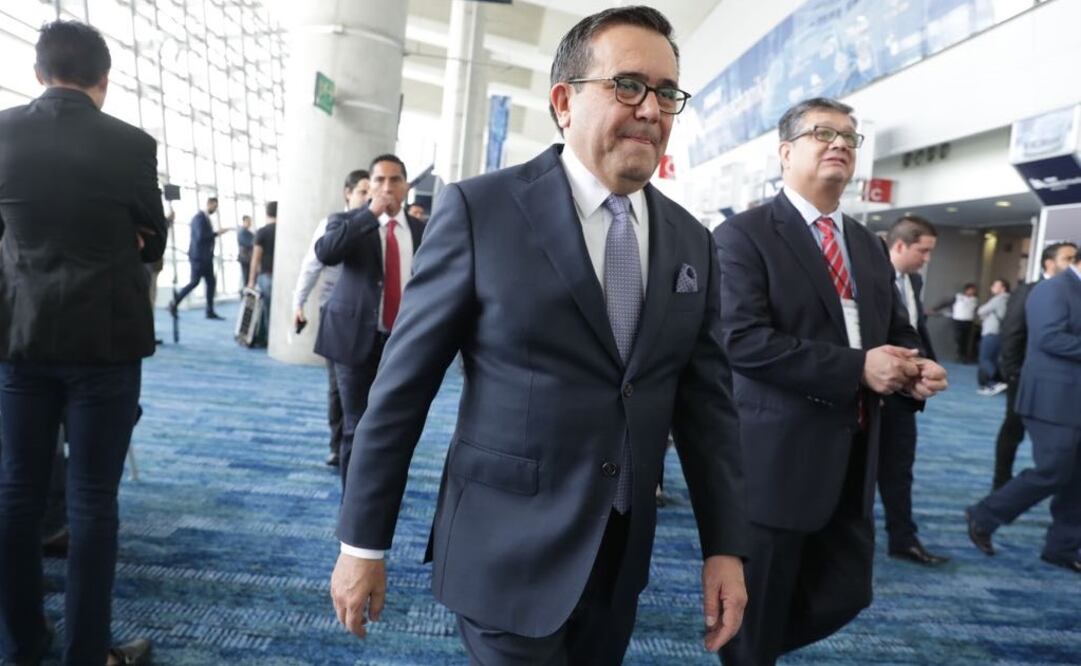 El secretario de Economía, Ildefonso Guajardo, a su llegada a la inauguración de la Expo PAACE Automechanika Mexico- City (Foto: Luis Cortés / EL UNIVERSAL)