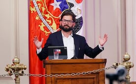 "Los medios tienen que incomodar al poder y a mí me incomodaron más de una vez": Boric; expresidente de Chile da su último mensaje