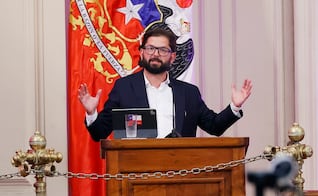 "Los medios tienen que incomodar al poder y a mí me incomodaron más de una vez": Boric; expresidente de Chile da su último mensaje