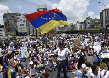 Miles de mujeres marchan en Venezuela contra la "represión" y "por la paz"