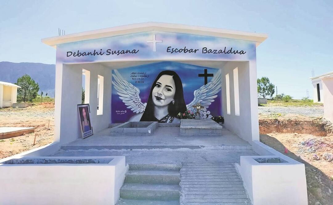 En la capillita del panteón de Laguna de Labradores quedó plasmado el mural de Debanhi, obra similar a la que el artista pintó en Tijuana. Foto: Especial